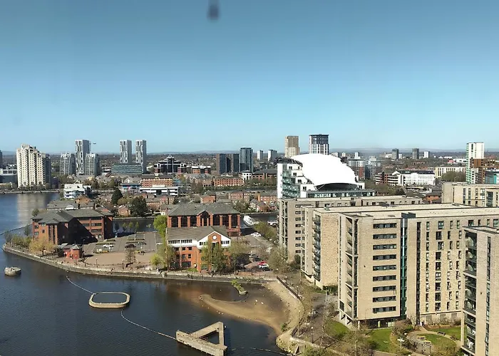 Penthouse-Like Apartment With City & Waterfront Views In Old Trafford