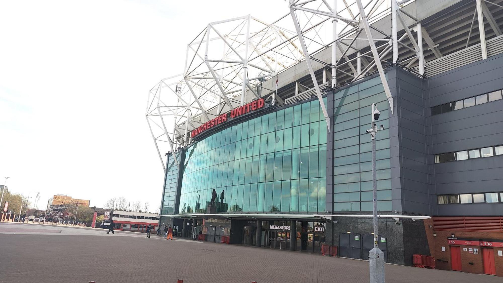 Penthouse-like With & Waterfront Views In Old Trafford *