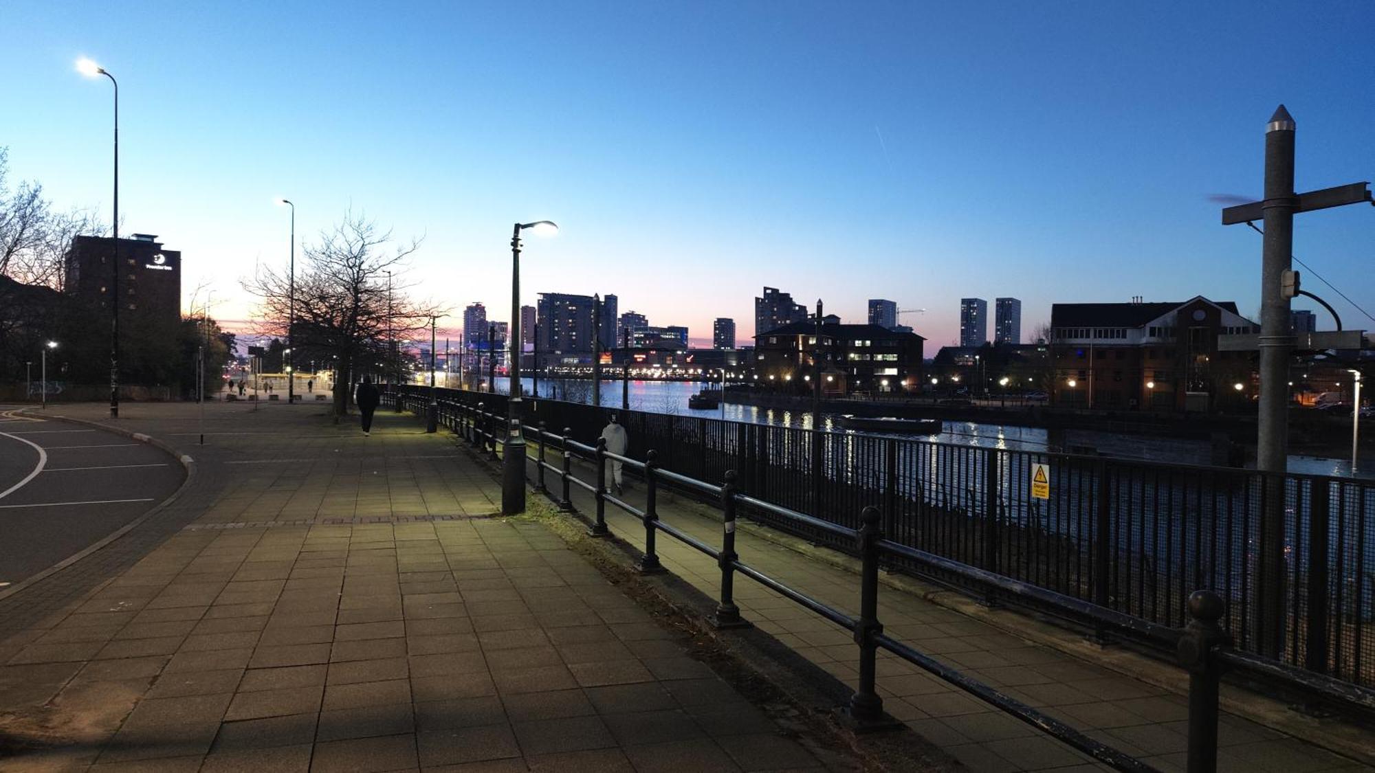 Penthouse-like With & Waterfront Views In Old Trafford * Manchester