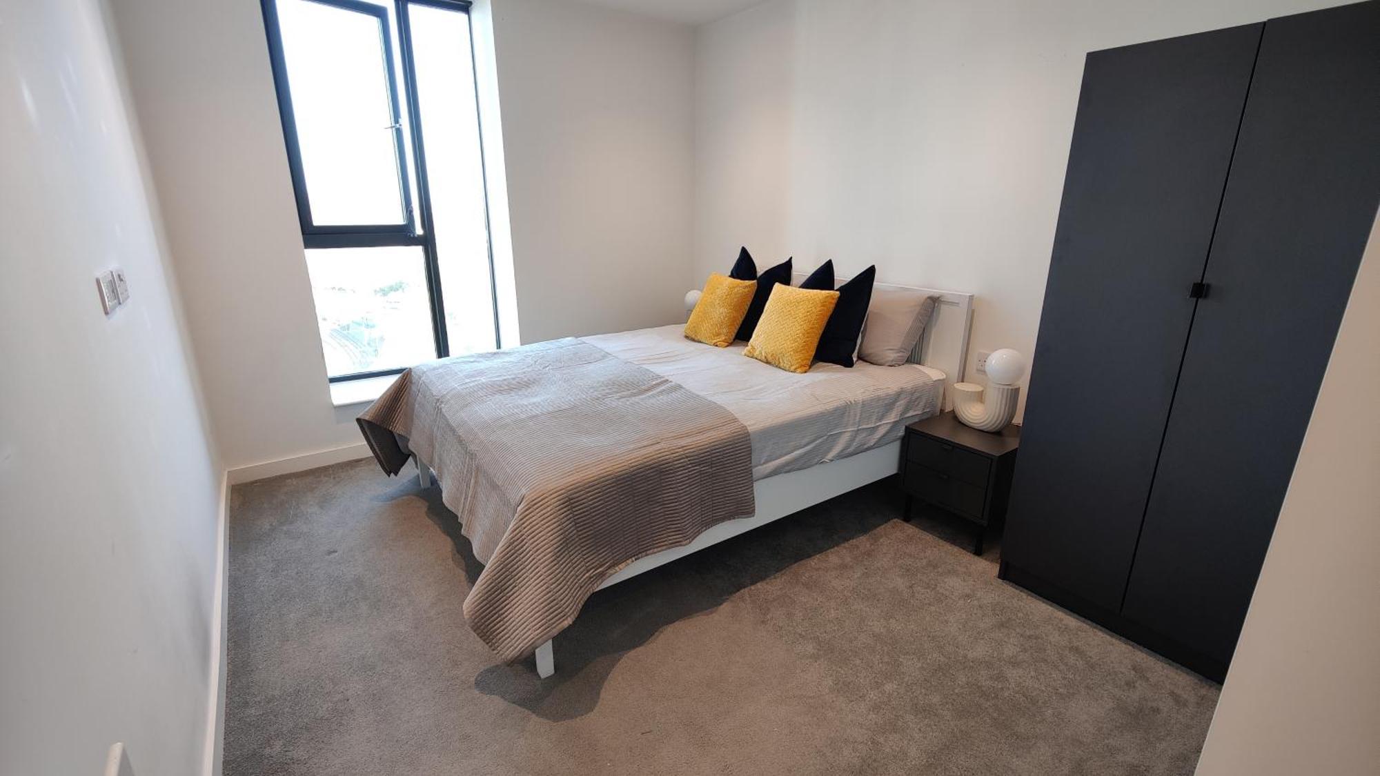 Penthouse-like With & Waterfront Views In Old Trafford