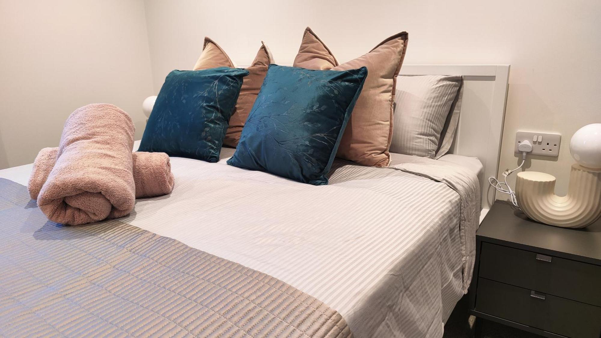 Penthouse-like With & Waterfront Views In Old Trafford * Manchester