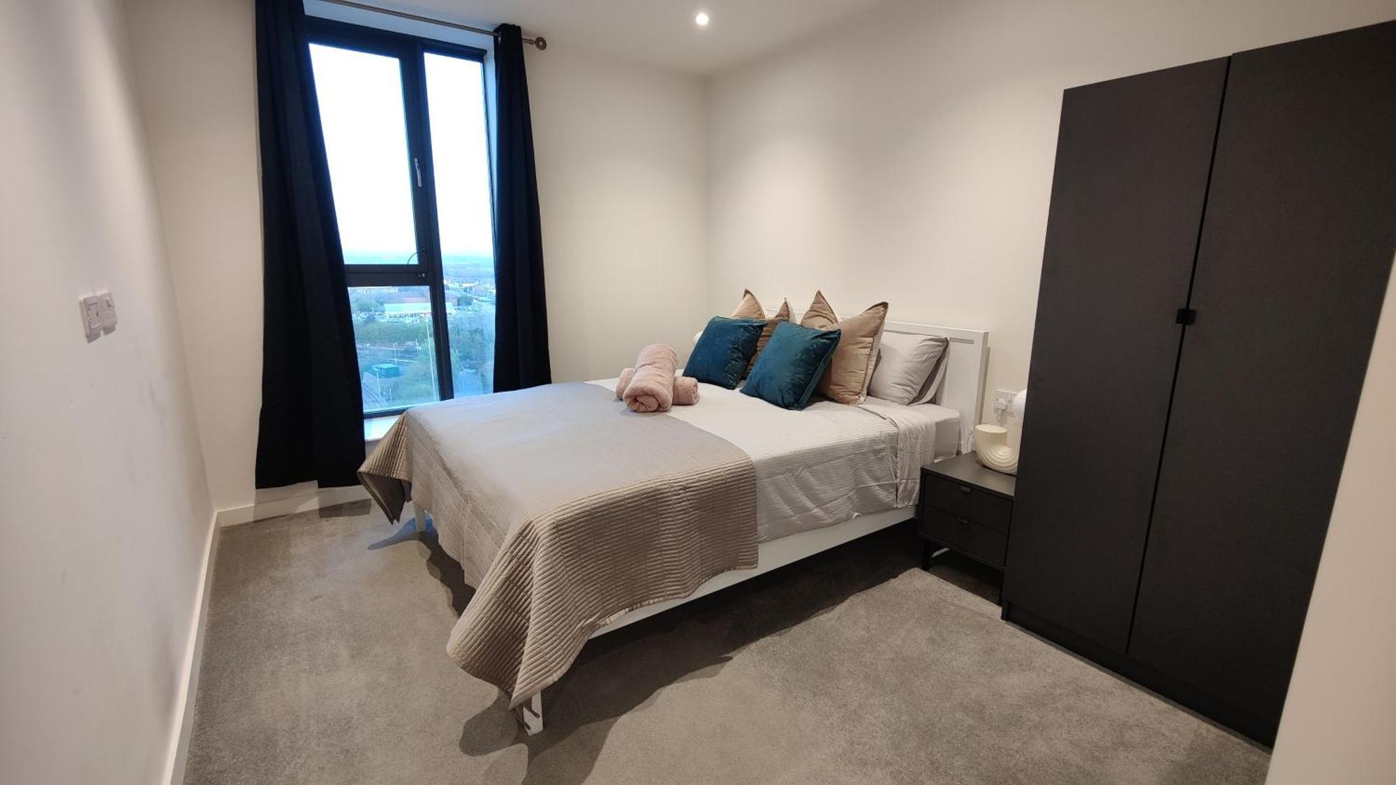 Penthouse-like With & Waterfront Views In Old Trafford Manchester