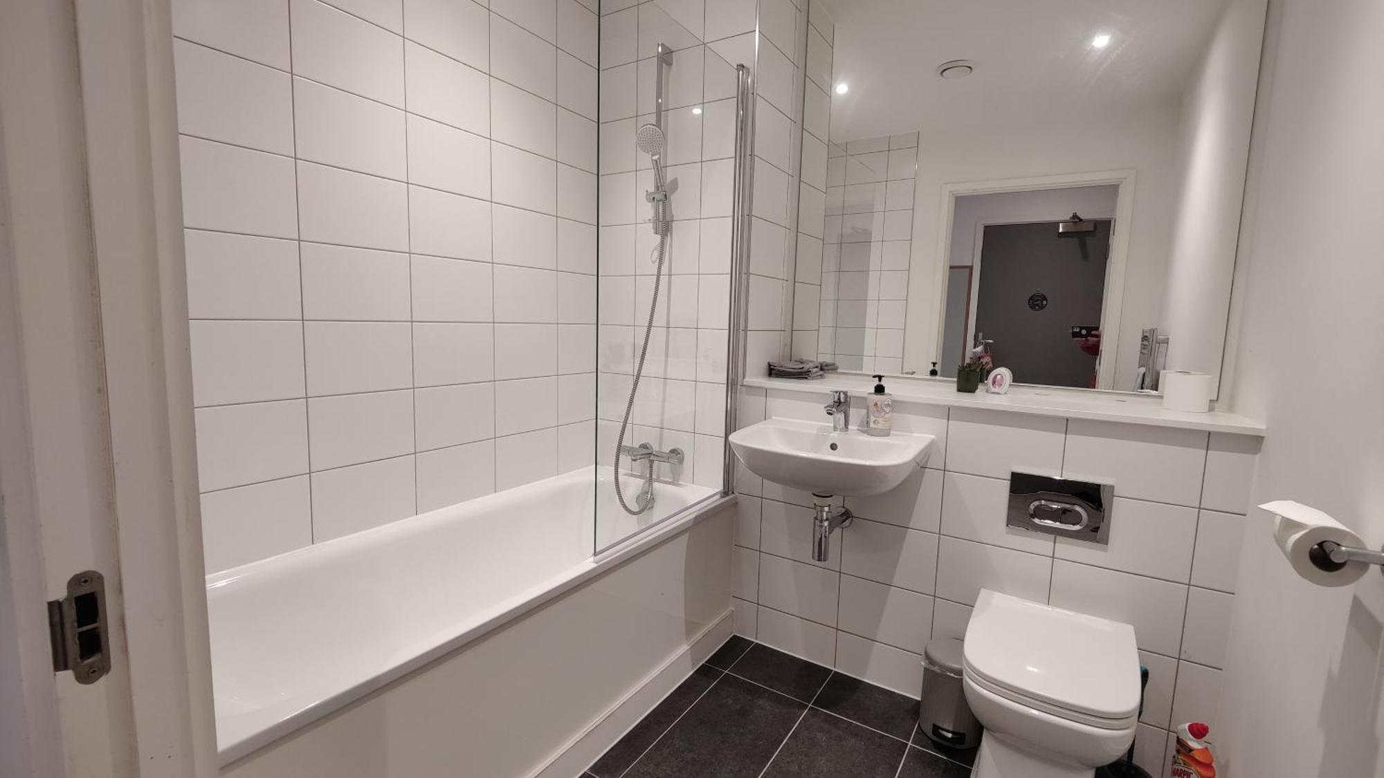 Penthouse-like With & Waterfront Views In Old Trafford *